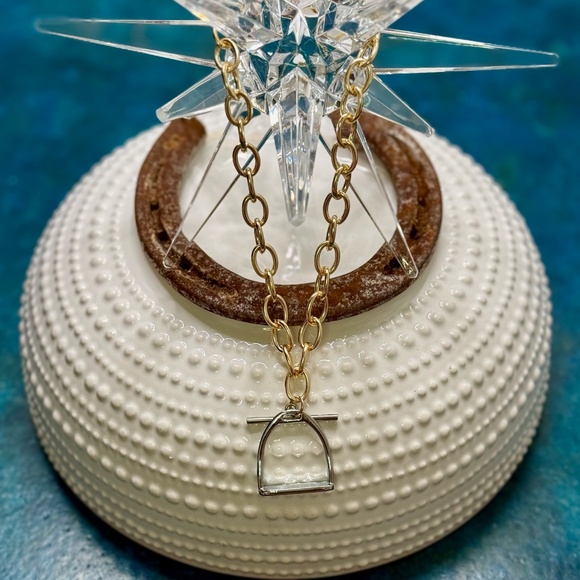 Modern equestrian mixed metal necklace - Picture 2 of 4